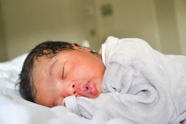 Nouveau-né endormi illustrant le sommeil de bébé