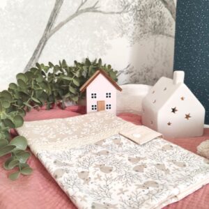 Protège carnet de santé personnalisé collection Clairière des Lapinous avec motifs lapins et détails dentelle - Cœur de Pinpin