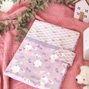 Protège carnet de santé personnalisé collection Douceur Mauve motif petits lapins et finitions dentelle - Cœur de Pinpin