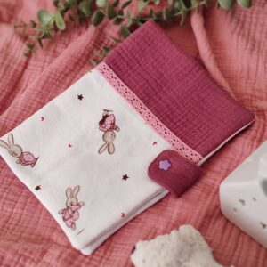 Protège carnet de santé personnalisé motif lapinous en pyjama avec finitions en gaze de coton framboise - Cœur de Pinpin