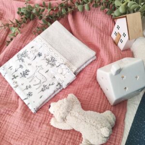 Protège carnet de santé personnalisé collection Promenade en forêt avec motifs faons et lin naturel - Cœur de Pinpin