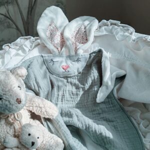 Doudou plat lapin Céladon bi-matière en velours et lange vert d'eau avec ses compagnons peluches - Cœur de Pinpin