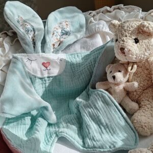 Doudou plat lapin Lagon bi-matière en lange et velours d'eau accompagné de petites peluches - Cœur de Pinpin