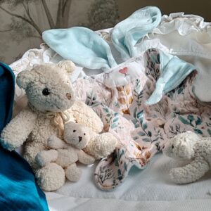 Doudou plat lapin Larimar bi-matière en lange imprimé et velours lagon avec petits compagnons oursons - Cœur de Pinpin