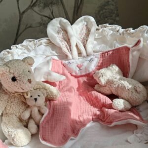 Doudou plat lapin Pétale bi-matière en lange rose et velours tout doux avec ses compagnons oursons - Cœur de Pinpin
